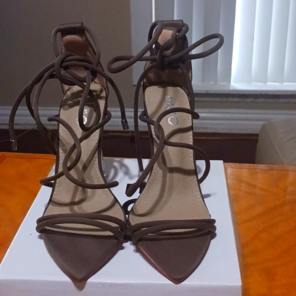 Women's heels size 9 brand new